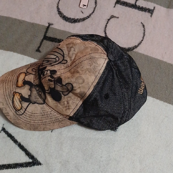 Mickey Mouse Cap with Black Mesh - Picture 4 of 8